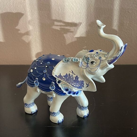 The Hamilton collection sparkling blue willow elephant figurine - Picture 2 of 12